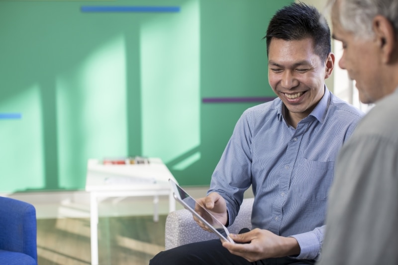 Icon IT Expert showing a patient information on a tablet.